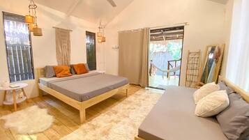 Bungalow, ban công, quang cảnh vườn | Két bảo mật tại phòng, màn/rèm cản sáng