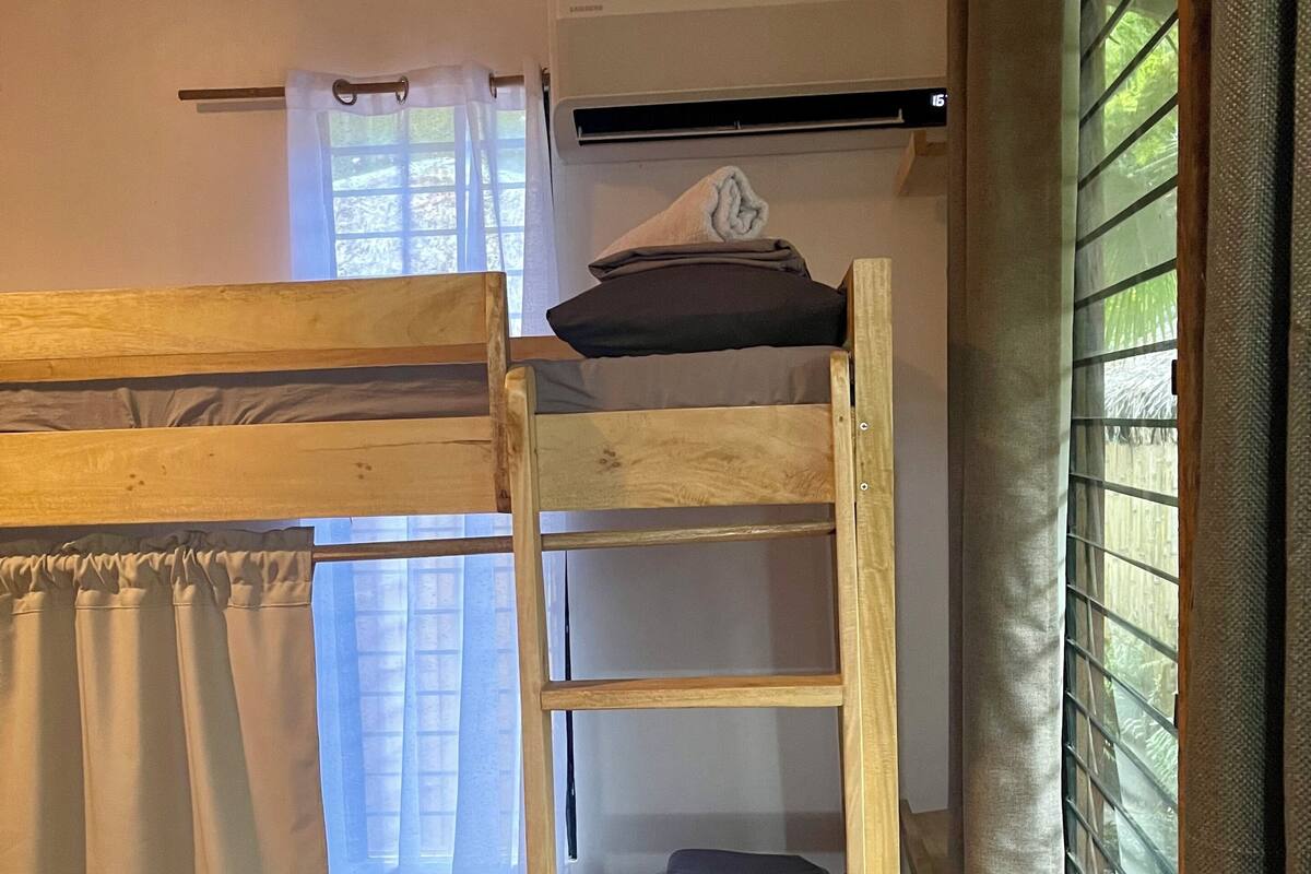 Dormitorio compartido exclusivo | Caja fuerte, cortinas opacas, wifi gratis y ropa de cama