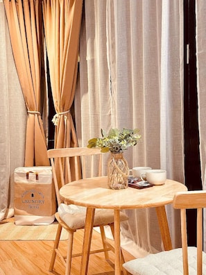 In-room safe, blackout curtains, free WiFi, bed sheets - Monkey Business Bungalows (San Juan)