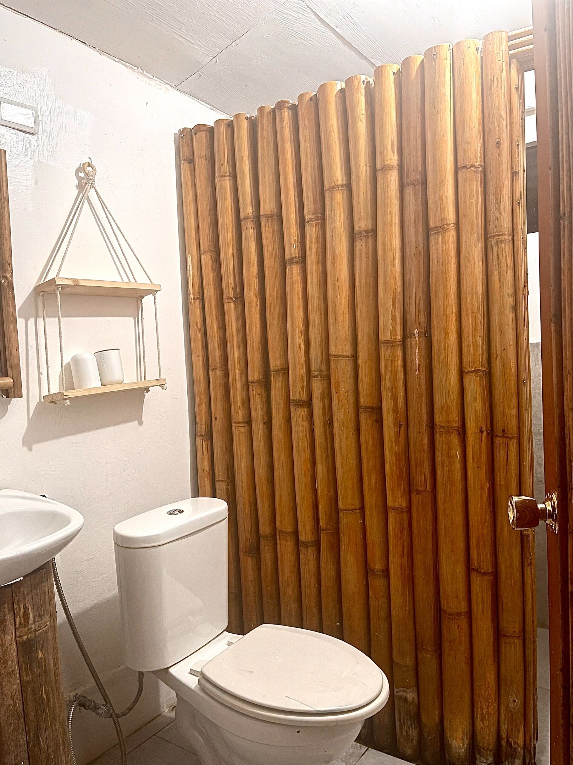 Bungalow, ban công, quang cảnh vườn | Phòng tắm | Đồ dùng nhà tắm miễn phí, xà phòng, dầu gội, giấy vệ sinh 