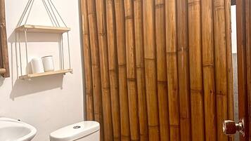 Bungalow, ban công, quang cảnh vườn | Phòng tắm | Đồ dùng nhà tắm miễn phí, xà phòng, dầu gội, giấy vệ sinh
