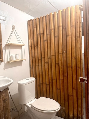 Bungalow, ban công, quang cảnh vườn | Phòng tắm | Đồ dùng nhà tắm miễn phí, xà phòng, dầu gội, giấy vệ sinh 