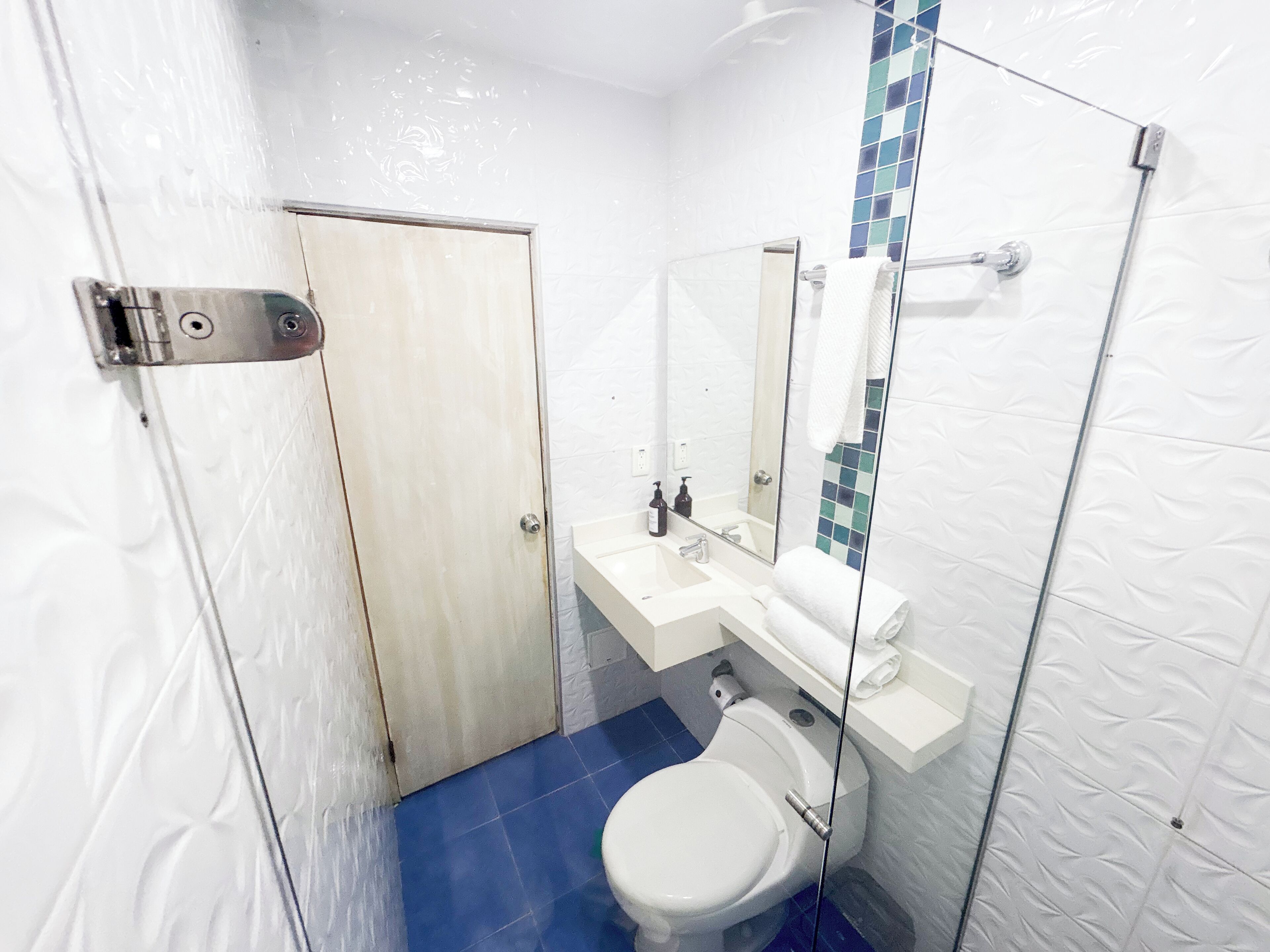 Kamar Double Comfort, 1 Tempat Tidur Queen, balkon, pemandangan kota | Kamar mandi | Shower, handuk, sabun, dan sampo