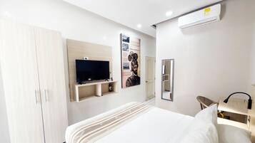 Doppia Comfort, 1 letto queen, balcone, vista città | Una cassaforte in camera, tende oscuranti, ferro/asse da stiro