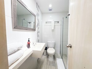 Chambre Double, 1 grand lit, salle de bains privée | Salle de bain