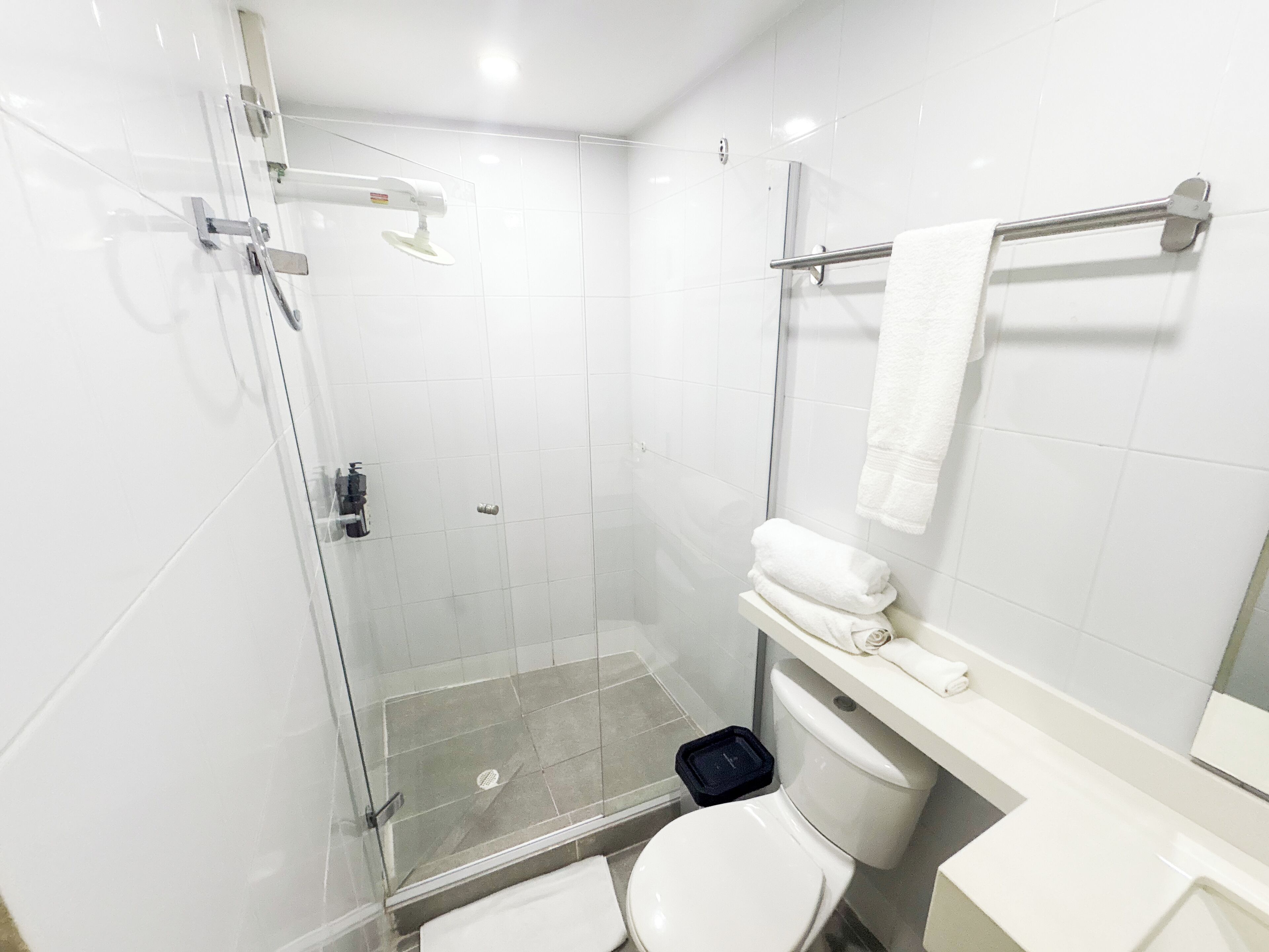 Quarto casal econômico, 1 cama Queen, para não fumantes, banheiro privativo | Banheiro | Chuveiro, toalhas de banho, sabonete, shampoo