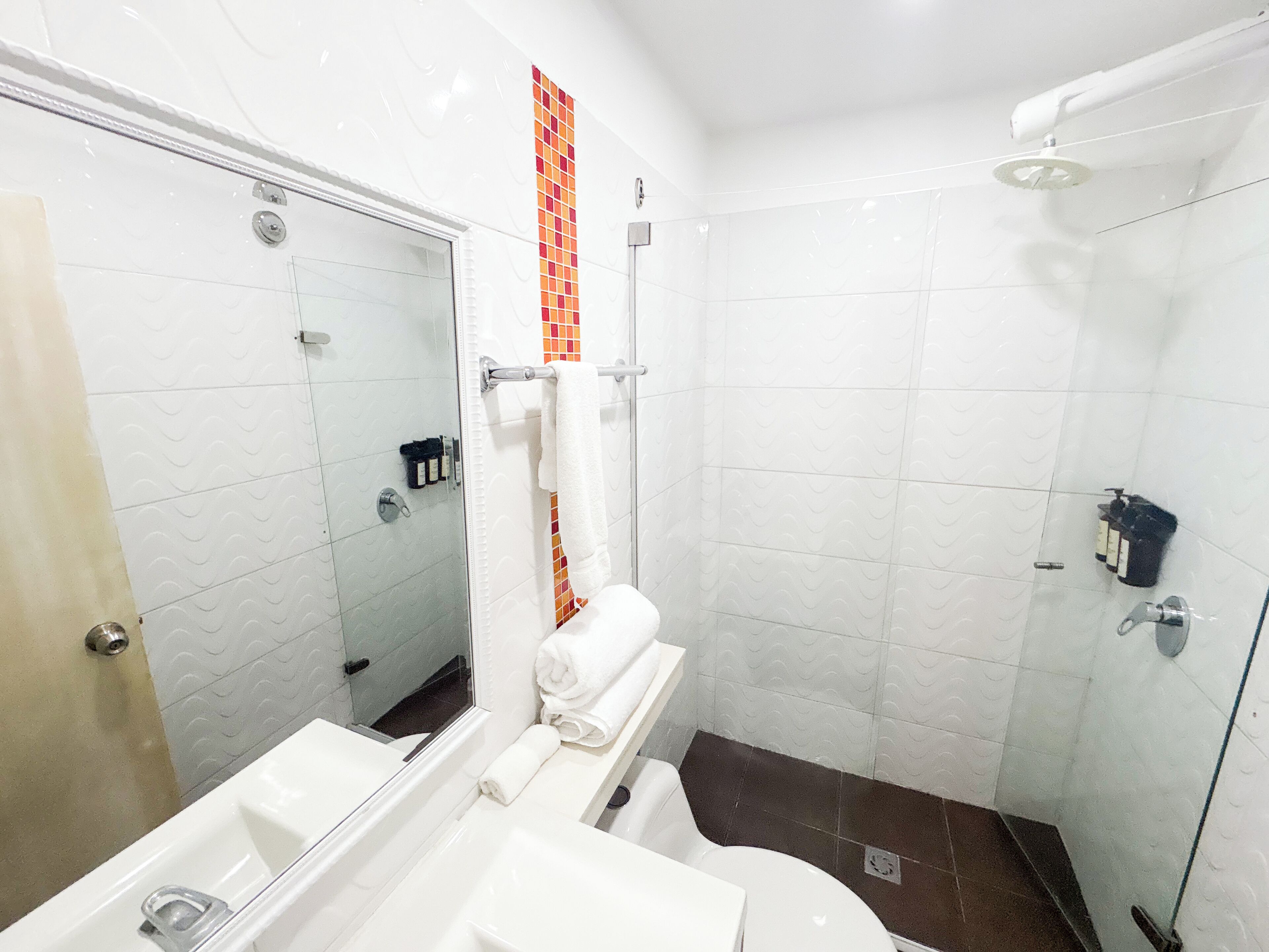 Comfort-Doppelzimmer, 1 Queen-Bett, Balkon, Stadtblick | Badezimmer | Dusche, Handtücher, Seife, Shampoo