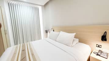 Comfort-Doppelzimmer, 1 Queen-Bett, Balkon, Stadtblick | Zimmersafe, Verdunkelungsvorhänge, Bügeleisen/Bügelbrett