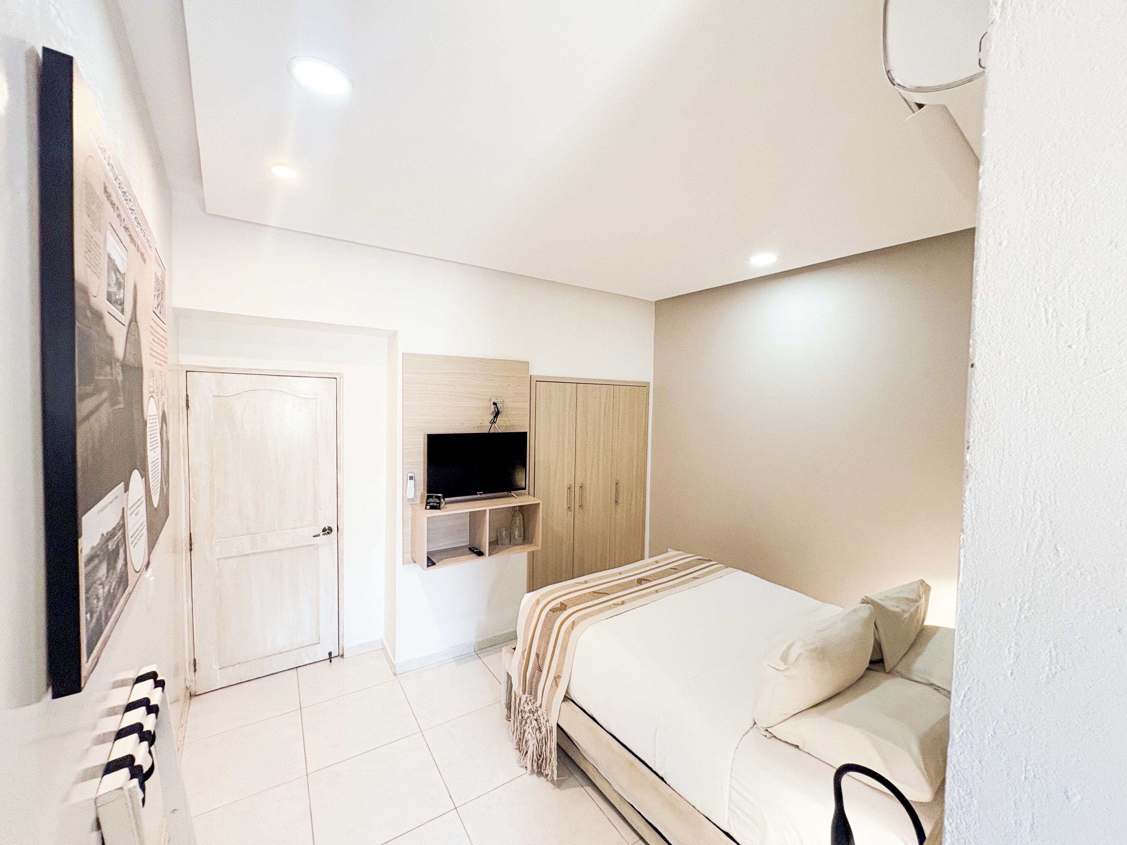 Chambre Double, 1 grand lit, salle de bains privée