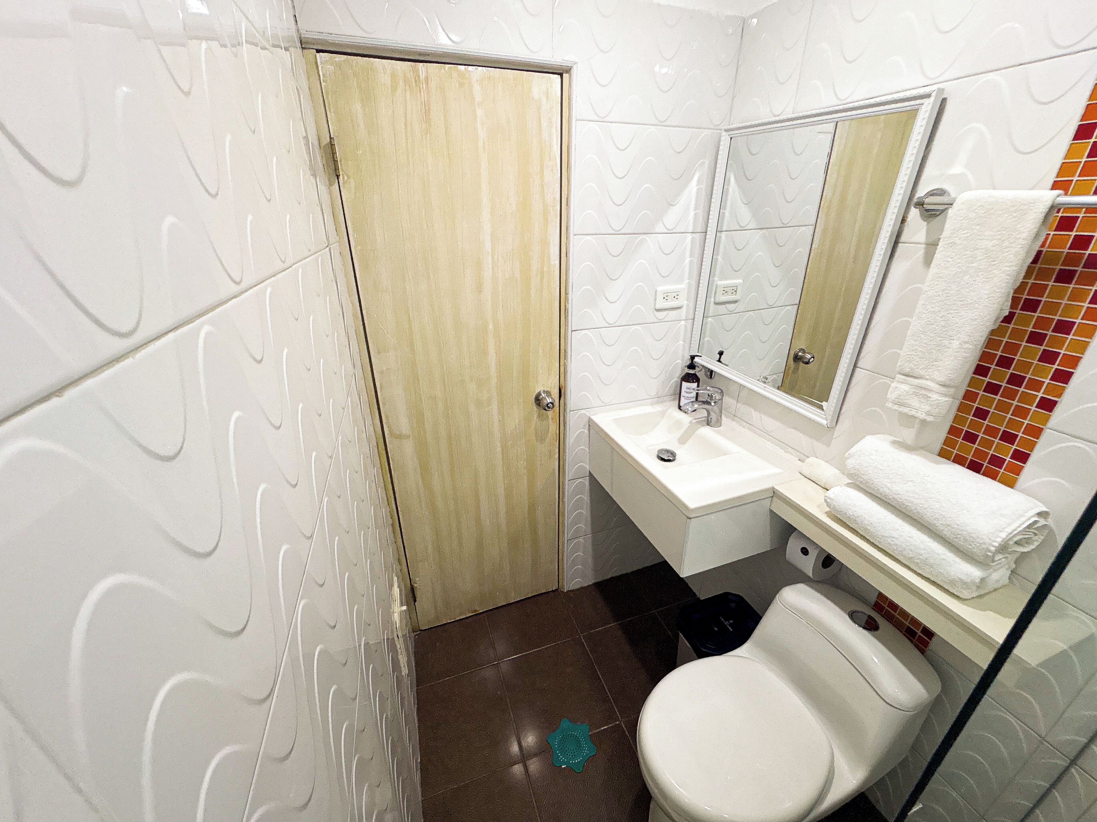 Comfort-Doppelzimmer, 1 Queen-Bett, Balkon, Stadtblick | Badezimmer | Dusche, Handtücher, Seife, Shampoo