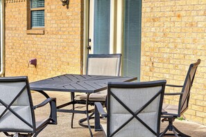 An outdoor patio with a table and four chairs. - Peaceful 3 bedroom home in Tyler (Tyler)