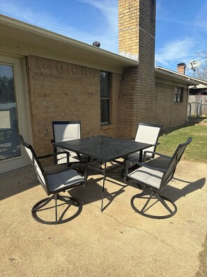 Outdoor dining - Peaceful 3 bedroom home in Tyler (Tyler)