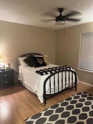 3 bedrooms, iron/ironing board, bed sheets