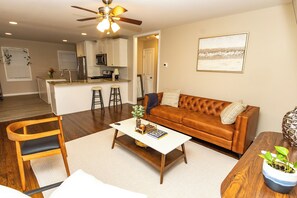 Living area - Tranquil 2-bedroom house with AC in Atlanta (Atlanta)
