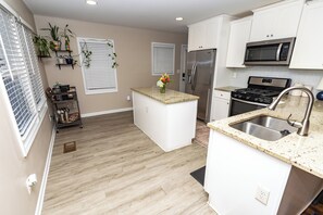 Private kitchen - Tranquil 2-bedroom house with AC in Atlanta (Atlanta)