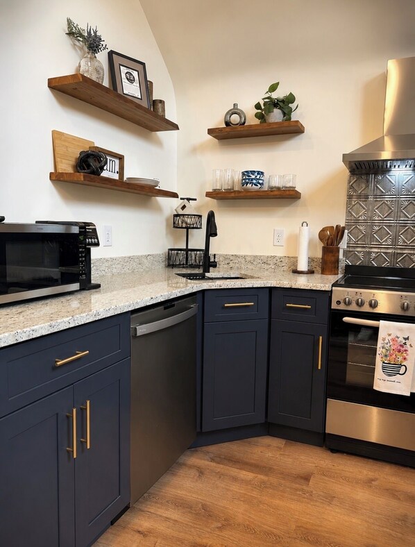Private kitchen - 1780 Post & Beam Studio - Historic Charm Near Downtown Keene (Keene)