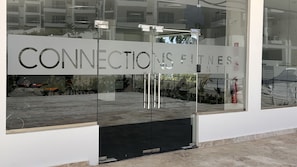Eine Glastür mit dem Schriftzug 'CONNECTIONS FITNESS CENTER'.