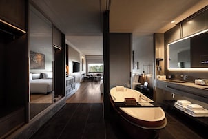 Quarto duplo clássico, vista para o rio | Banheiro | Produtos de toalete grátis, secador de cabelo, chinelos 