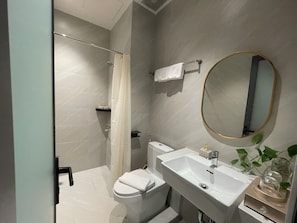 Habitación Deluxe doble, vistas a la ciudad | Baño | Artículos de higiene personal gratuitos, secador de pelo y zapatillas