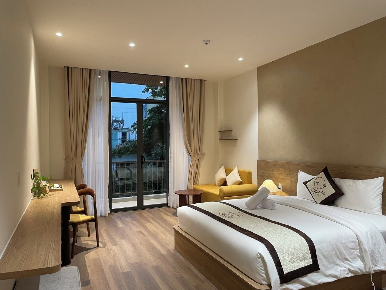 Habitación Deluxe doble, vistas a la ciudad | Caja fuerte, escritorio, sistema de insonorización