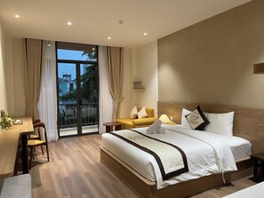 Habitación Deluxe doble, vistas a la ciudad | Caja fuerte, escritorio, sistema de insonorización