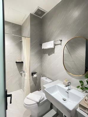 Deluxe Double Room, City View | Bathroom | Combined shower/tub, free toiletries, hair dryer, slippers - Chin Chu Stay 2 (Thanh pho Ho Chi Minh)
