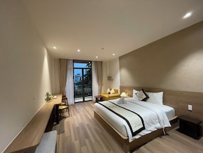 Habitación Deluxe doble, vistas a la ciudad | Caja fuerte, escritorio, sistema de insonorización