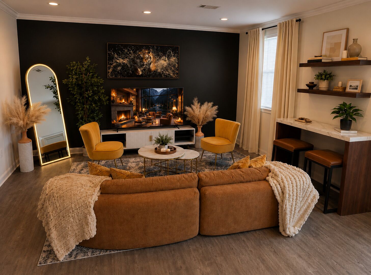 Een moderne woonkamer met een hoekbank, twee fauteuils, een open haard en een grote spiegel.