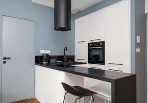 Fridge, oven, stovetop, dishwasher