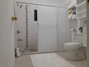 Suihku, hiustenkuivaaja, pyyhkeet, saippua