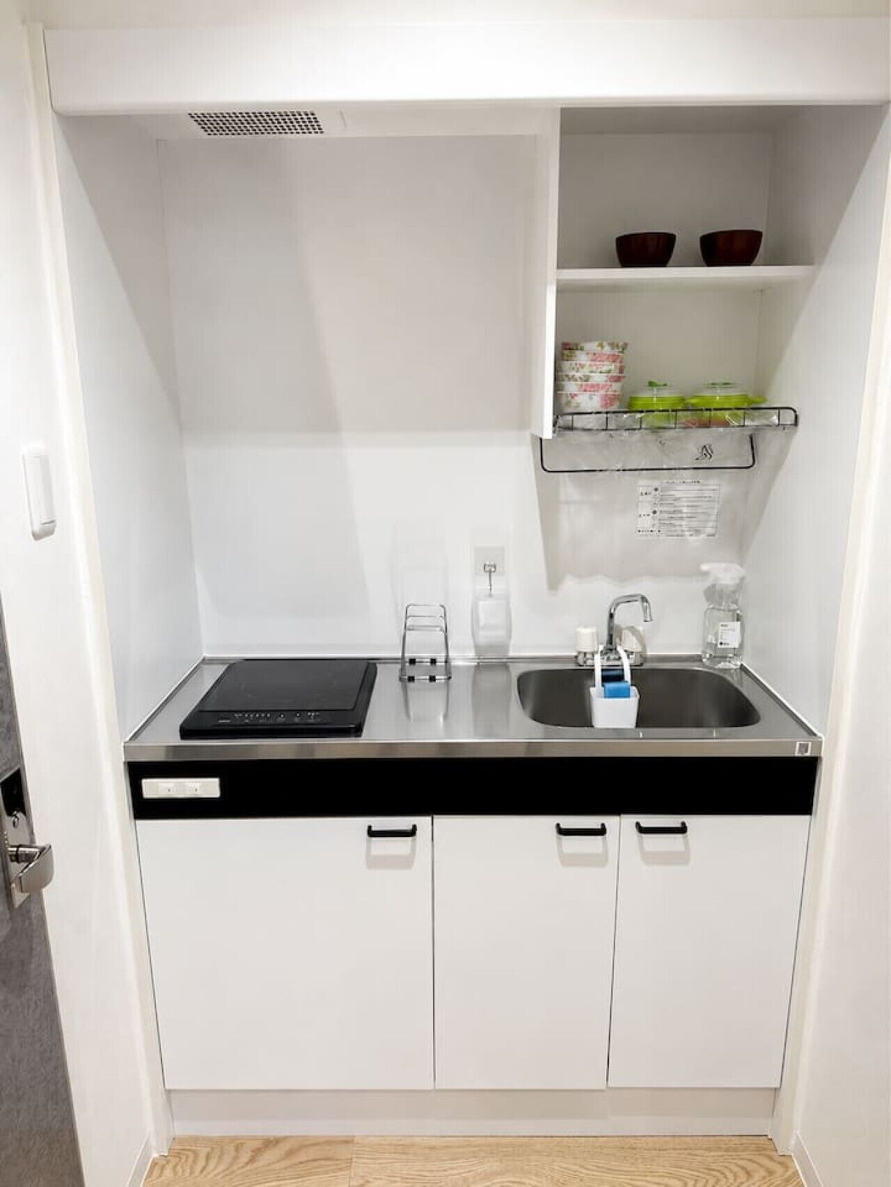 Refrigerador, microondas, parrilla de estufa y utensilios de cocina 