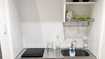 Fridge, microwave, stovetop, cookware/dishes/utensils