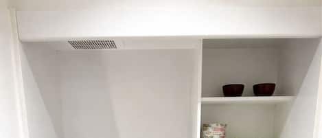 Refrigerador, microondas, parrilla de estufa y utensilios de cocina