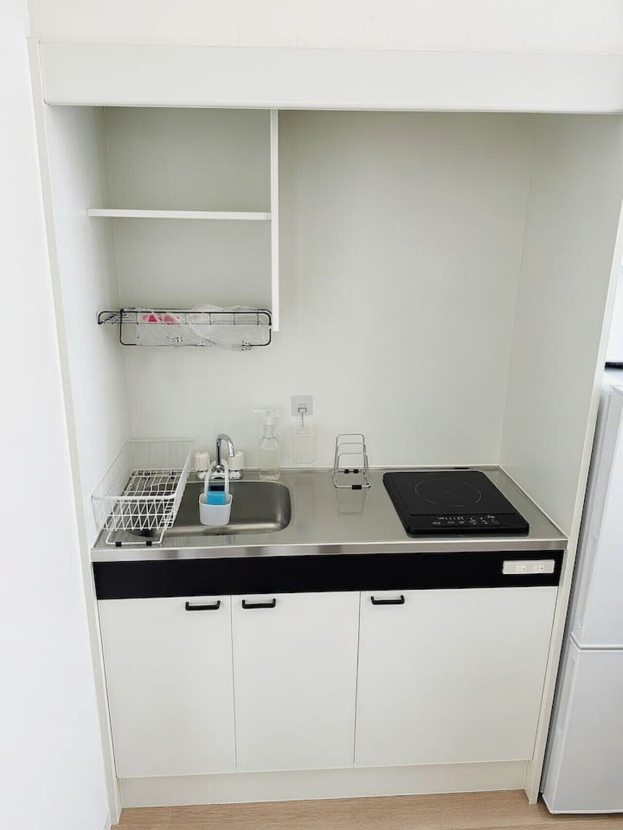 Fridge, microwave, stovetop, electric kettle