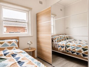 Tabla de planchar con plancha, wifi y ropa de cama 