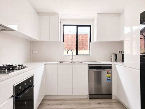 Comfortable 3BR 2BA House 5 Minutes to Parramatta CBD Heating & Aircon, BBQ