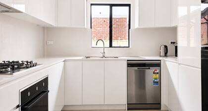 Comfortable 3BR 2BA House 5 Minutes to Parramatta CBD Heating & Aircon, BBQ