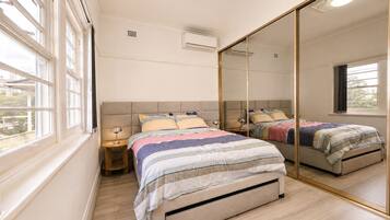 3 bedrooms, iron/ironing board, WiFi, bed sheets