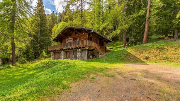 A wooden cabin with a balcony, surrounded by dense forest. - Chalet Petit Poucet 2BR Retreat in forest, Le Tour (Argentière), France (Le Tour (Argentière))