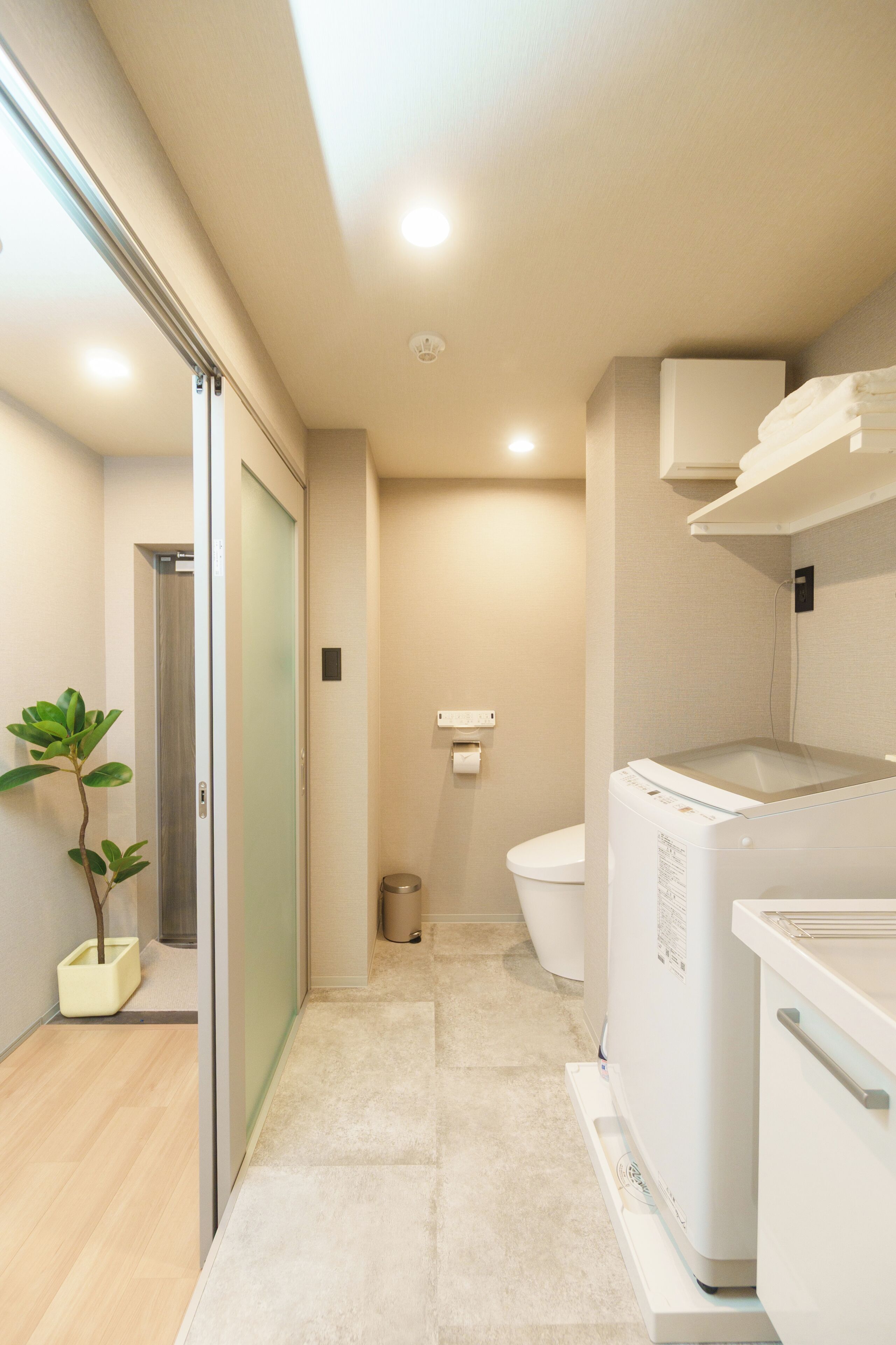 Basic Double Room, Non Smoking | Bathroom | Shower, hair dryer, towels, shampoo
