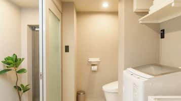Basic Double Room, Non Smoking | Bathroom | Shower, hair dryer, towels, shampoo
