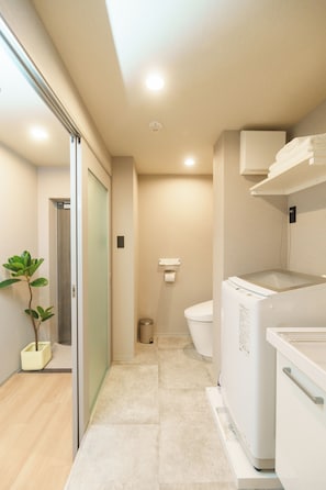 Basic Double Room, Non Smoking | Bathroom | Shower, hair dryer, towels, shampoo