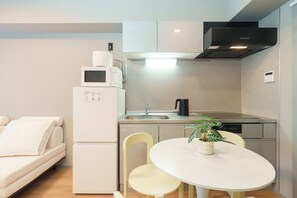 Private kitchen | Microwave, cookware/dishes/utensils