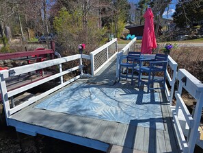 Outdoor dining - Charming, Relaxing Cottage with Private Dock in Northwood, NH (North)
