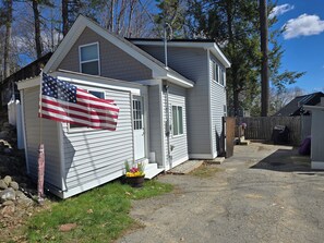 Exterior - Charming, Relaxing Cottage with Private Dock in Northwood, NH (North)