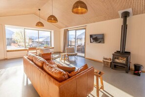 TV, fireplace - Sunny & Spacious on Scurr Terrace (Wānaka)