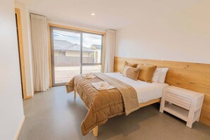 Iron/ironing board, WiFi, bed sheets - Sunny & Spacious on Scurr Terrace (Wānaka)