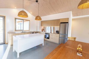 Fridge, microwave, stovetop, dishwasher - Sunny & Spacious on Scurr Terrace (Wānaka)