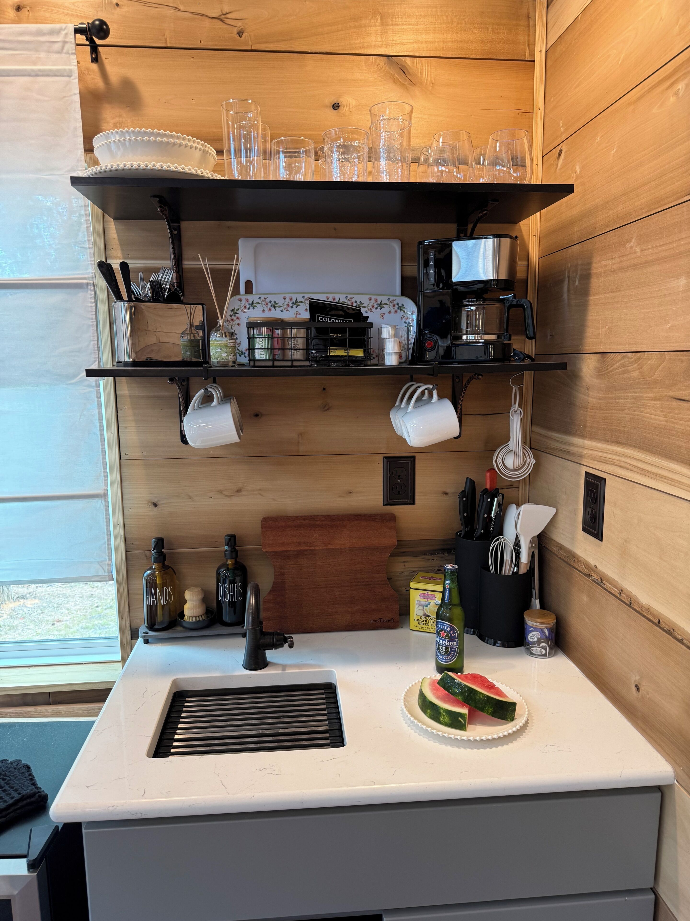 Wasserkocher mit Kaffee-/Teezubehör, Kühlschrank, Mikrowelle