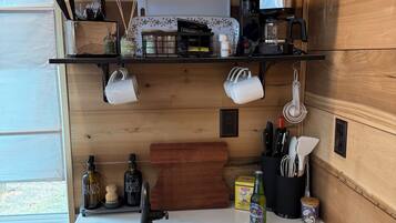 Wasserkocher mit Kaffee-/Teezubehör, Kühlschrank, Mikrowelle